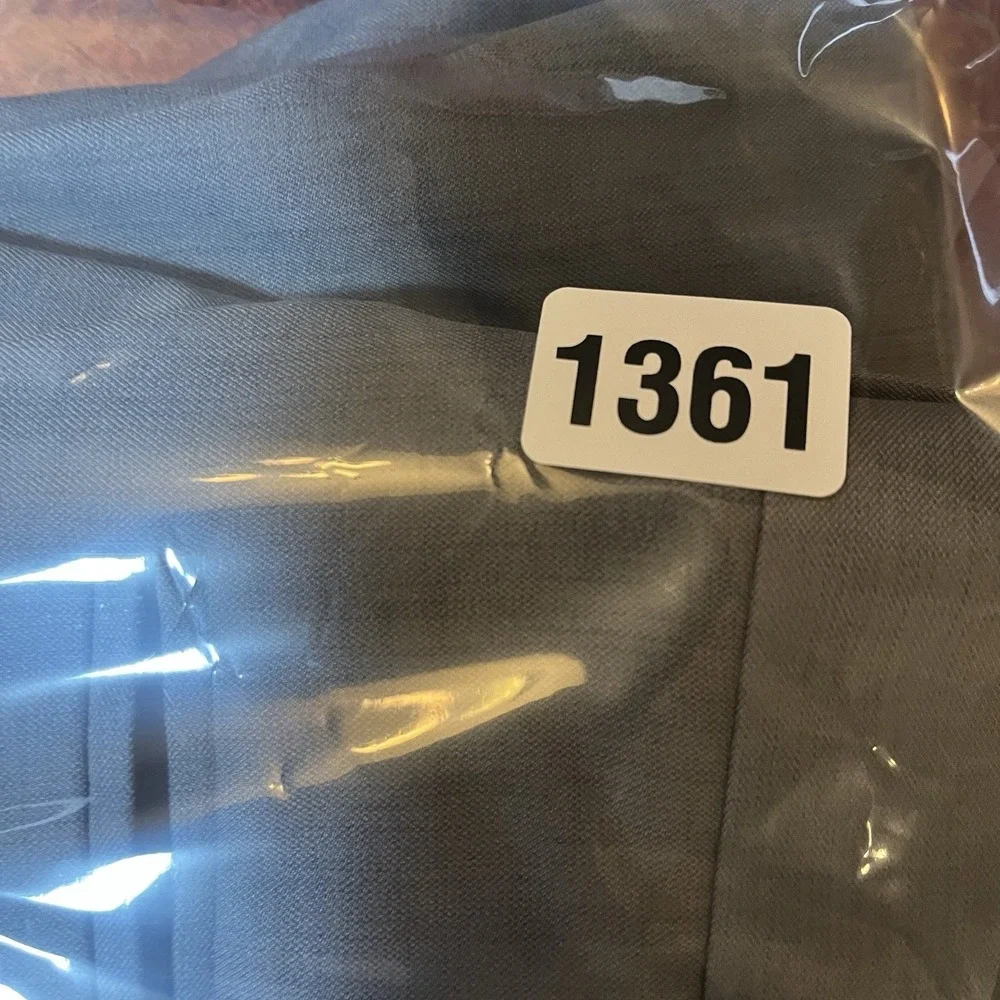 Van Huesen Pants Mens 32x34 Gray Pleated Cuffed Traveler Premium Non Iron NWT